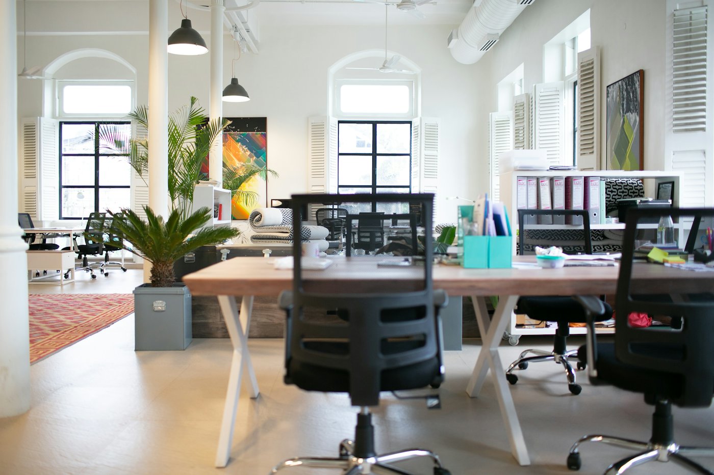 Bureau clair avec postes de travail et plantes