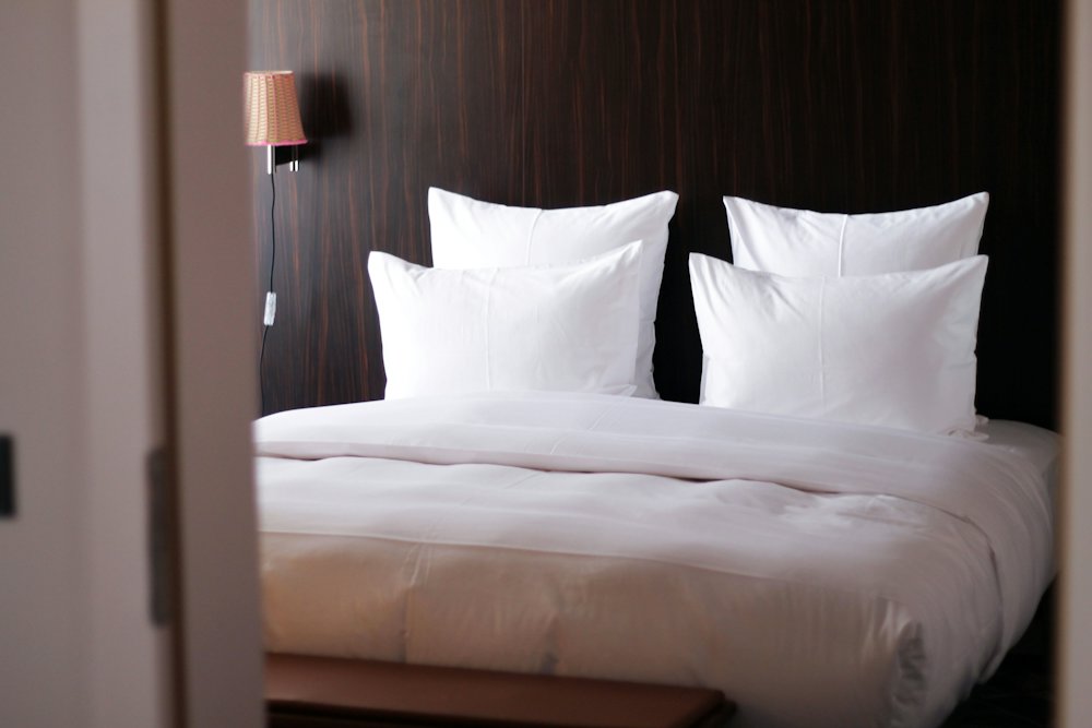 Lit fait avec draps et oreillers blancs